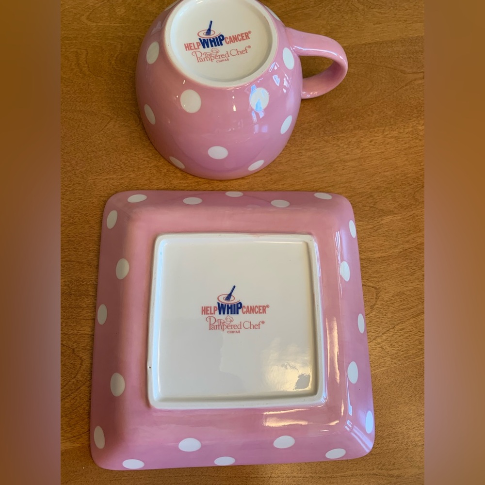 Cute valentine gift!! Pampered Chef Polka dot set. 2 cups & 2 plates in the set.